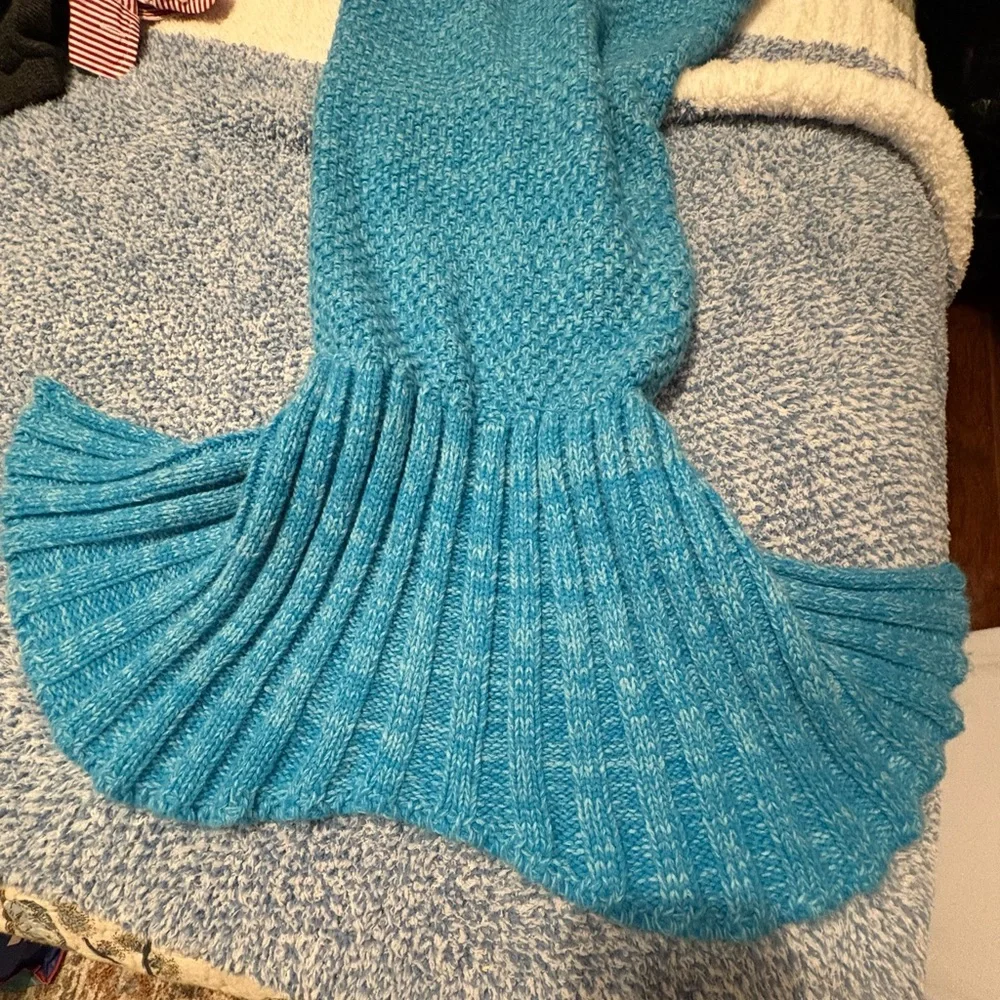 Cozy Blue Knit Mermaid‎ Tail Blanket